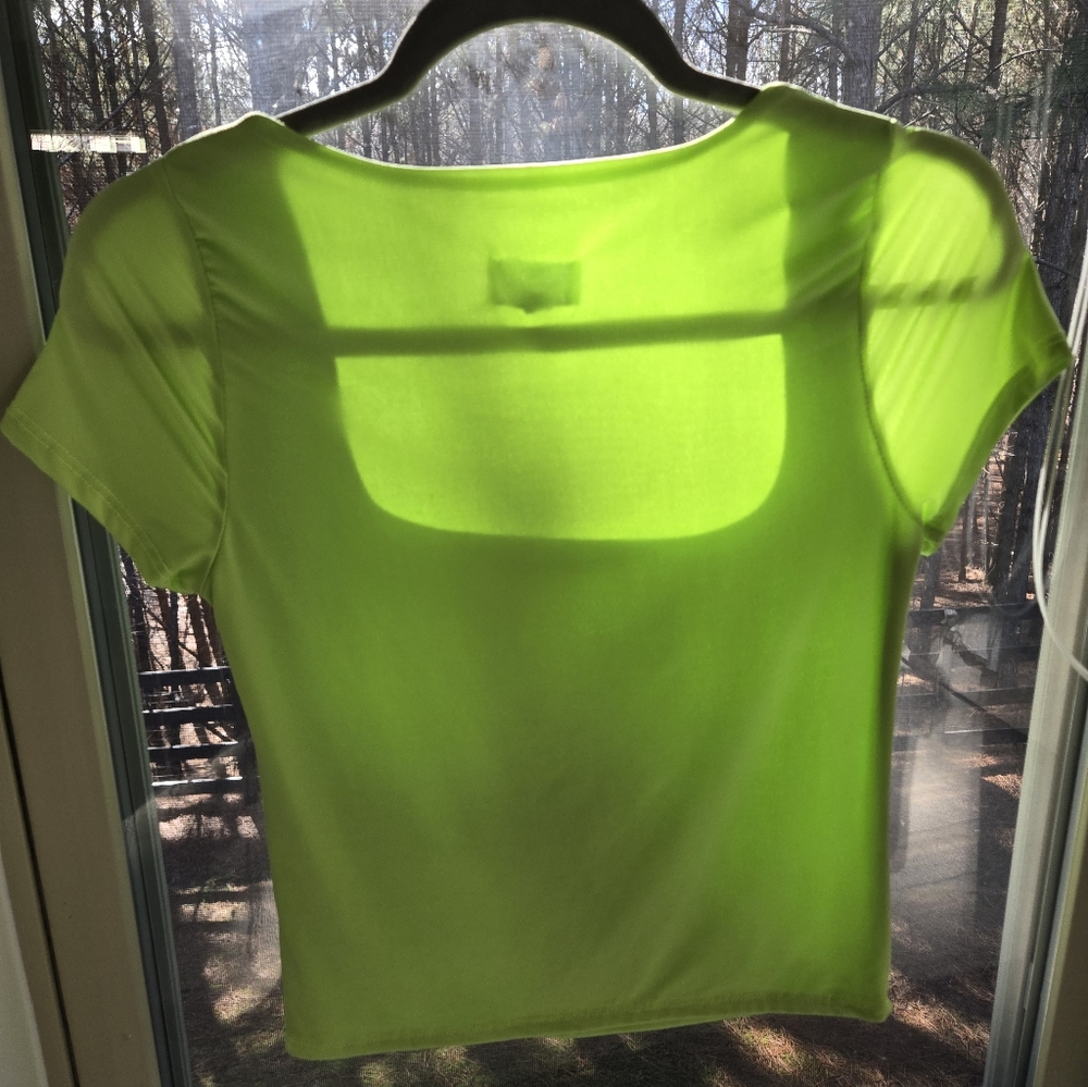 NWOT WOMEN's "Live In The Moment" Vibe Lime Green Top Size Medium - Picture 2 of 4